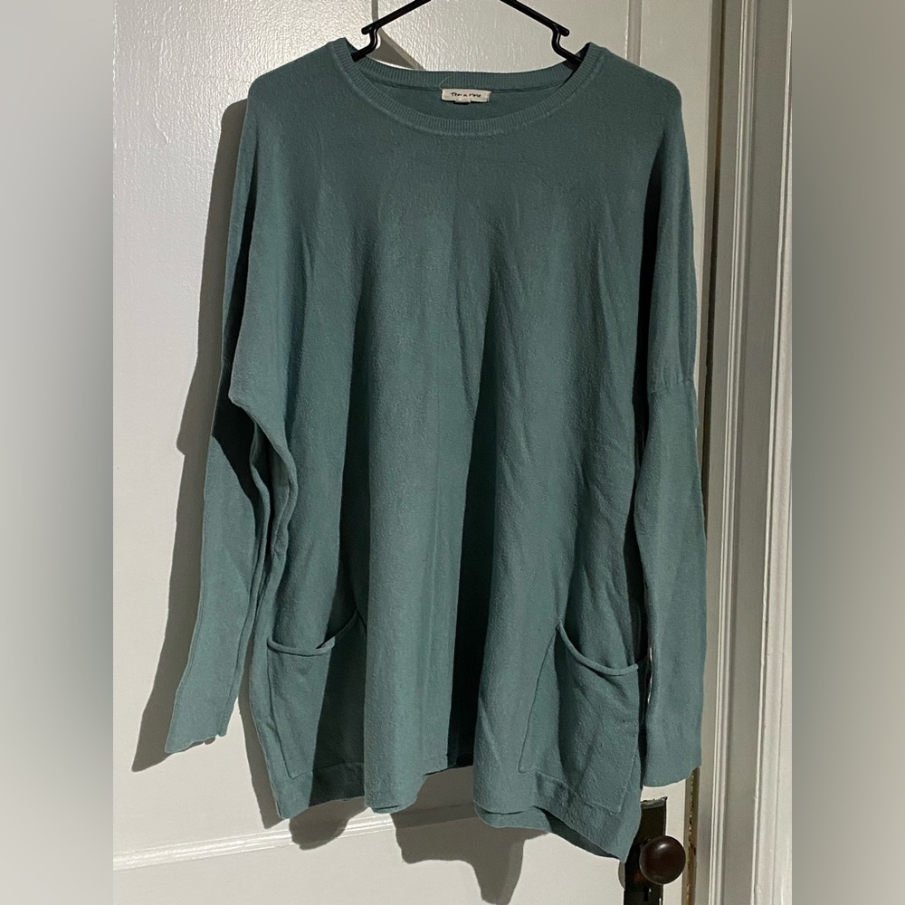 Women’s Tea & Rose M/L Mint Green Sweater with front pockets. Like new.